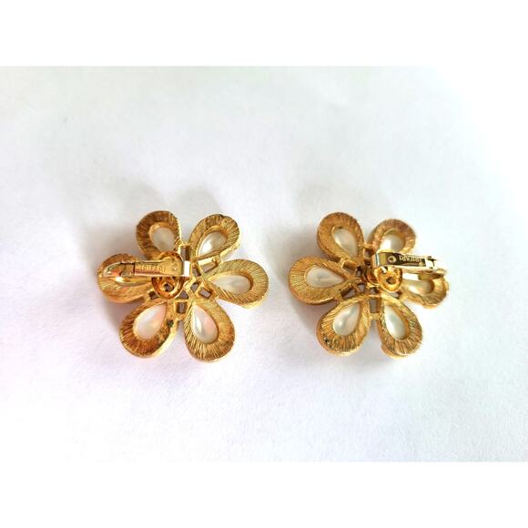 Vintage Crown Trifari 50s 60s Milk Glass Flower Earrings Clip On - Picture 5 of 8